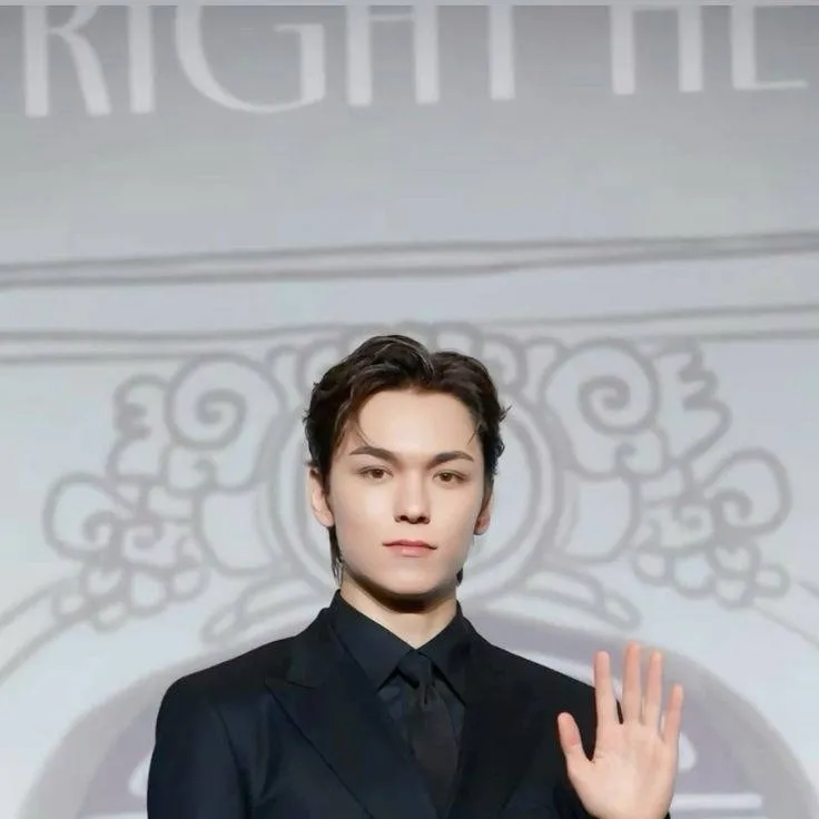 chat with ai character: 𝚅𝚎𝚛𝚗𝚘𝚗 ✯