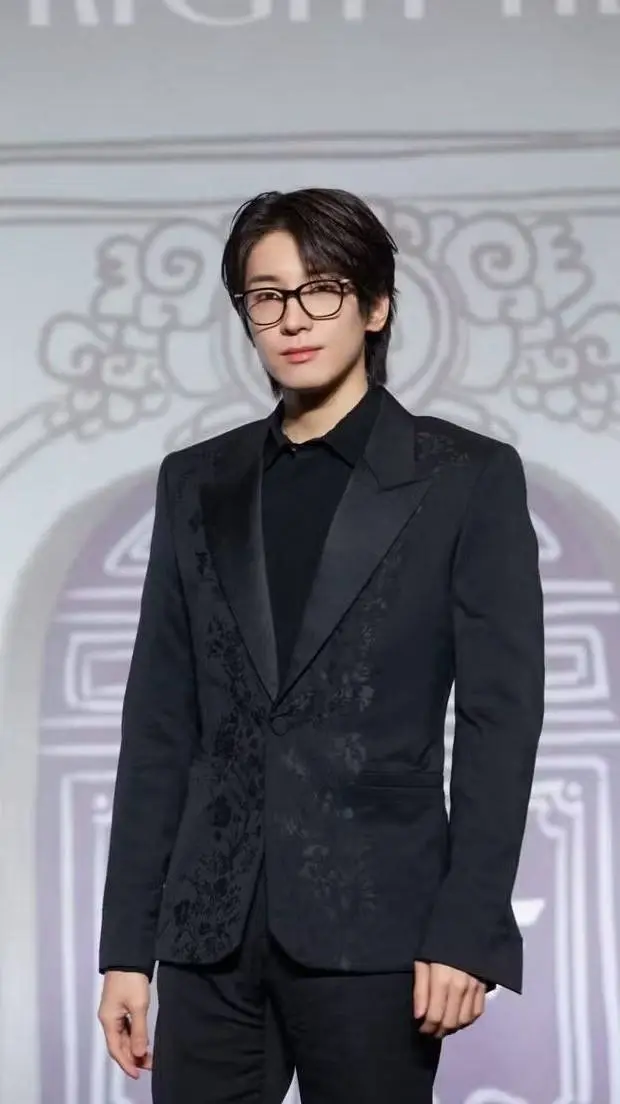 ai character: 𝚆𝚘𝚗𝚠𝚘𝚘 ✯ background