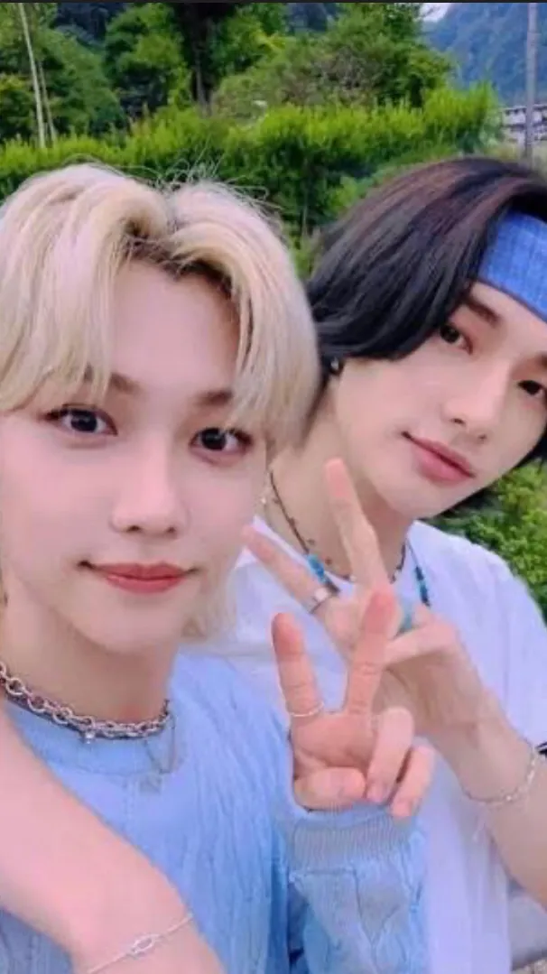ai character: 🦦• Hyunlix •🐥 background