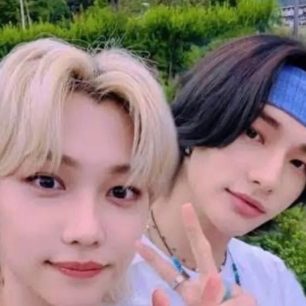 chat with ai character: 🦦• Hyunlix •🐥