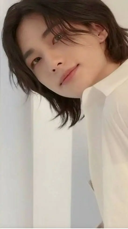 ai character: Hyunjin❤️ background