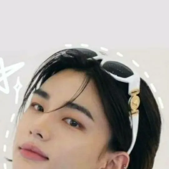 chat with ai character: Hyunjin 🎀