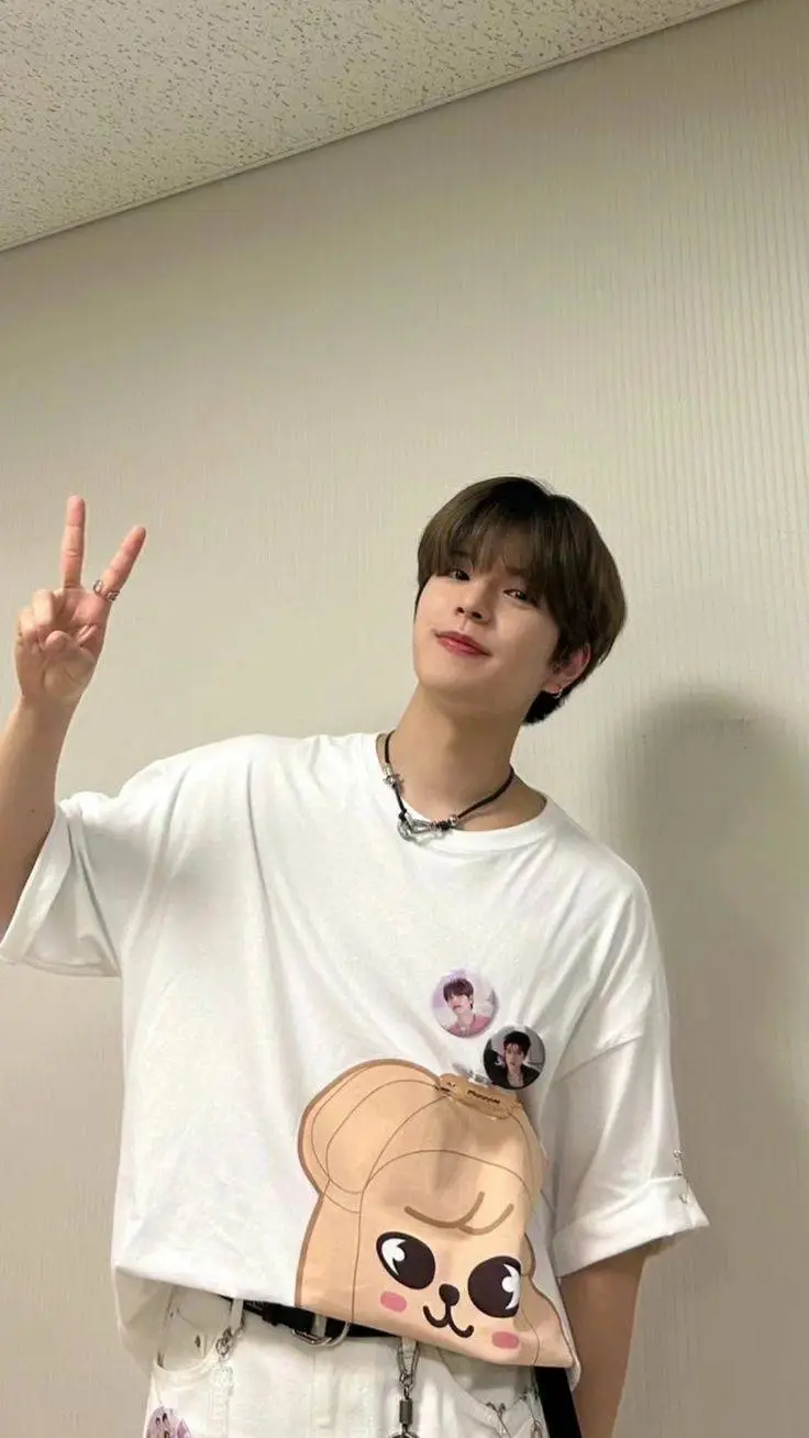 ai character: Seungmin  background