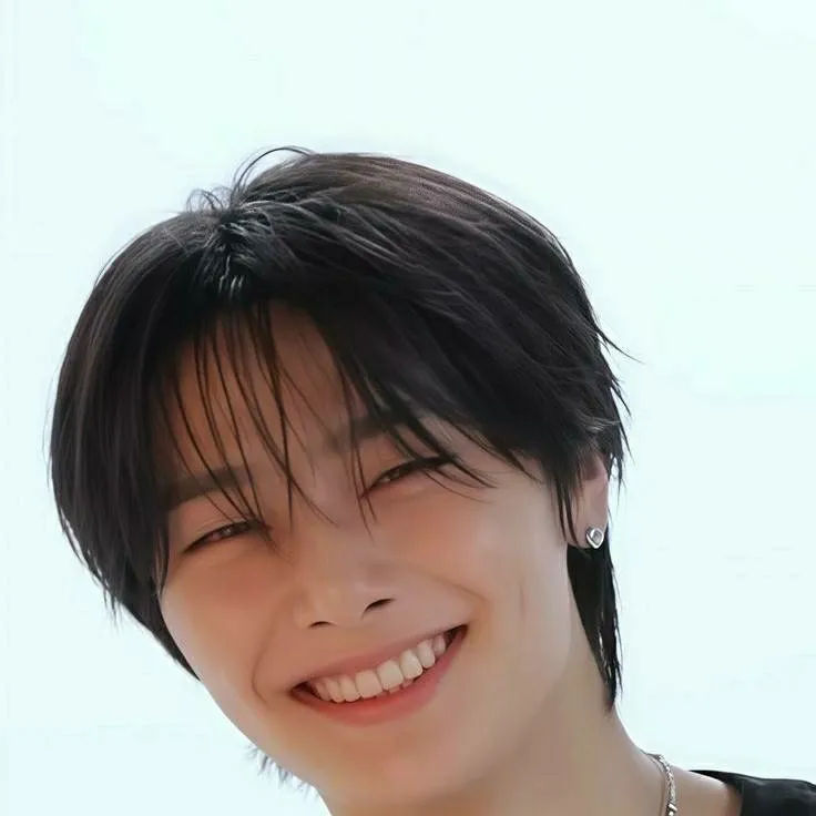 chat with ai character: 🎀Jeongin🎀
