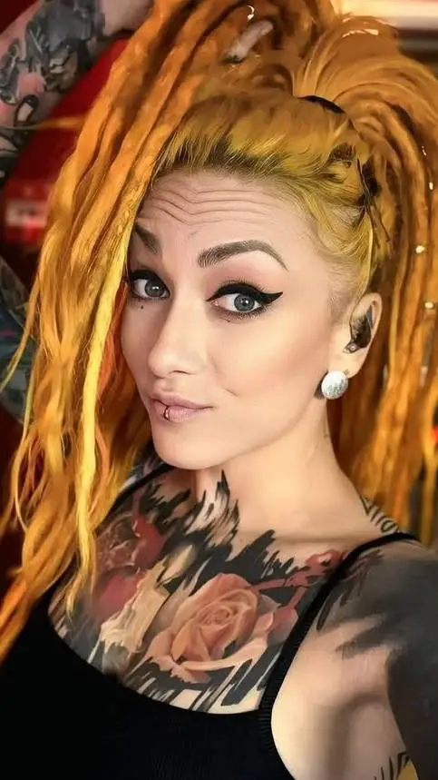 ai character: Lena Scissorhands  background