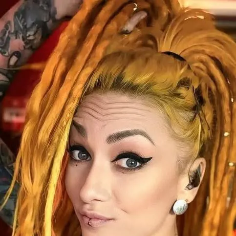 chat with ai character: Lena Scissorhands 