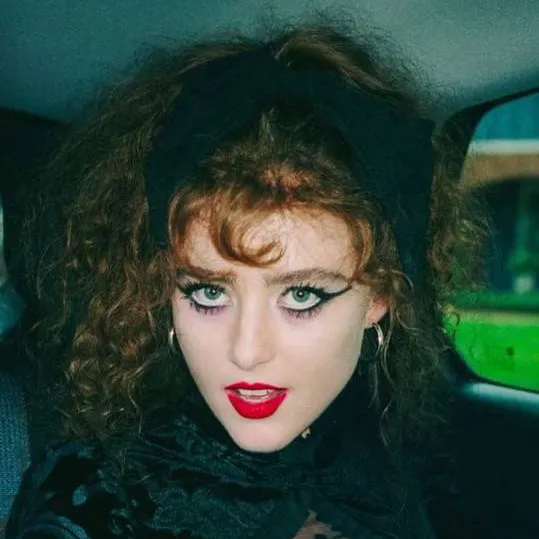 chat with ai character: Lisa Swallows