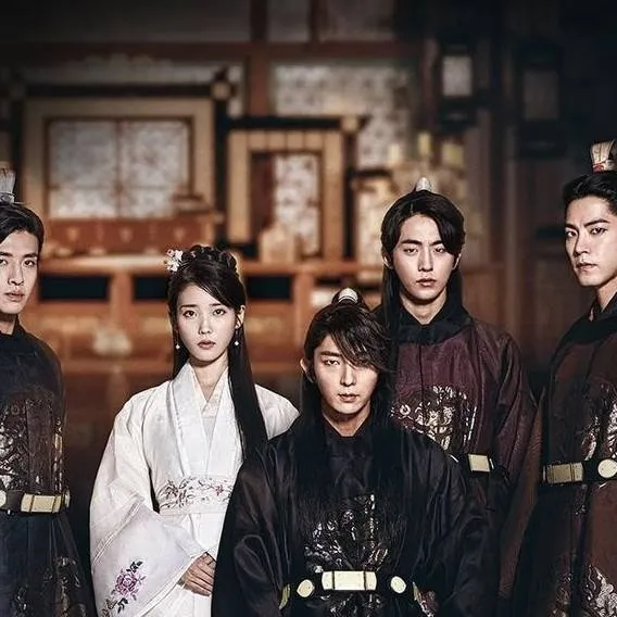 chat with ai character: Moon Lovers 