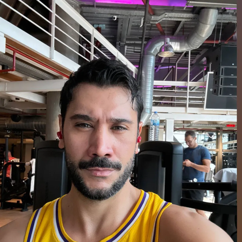 chat with ai character: Uğur Güneş 