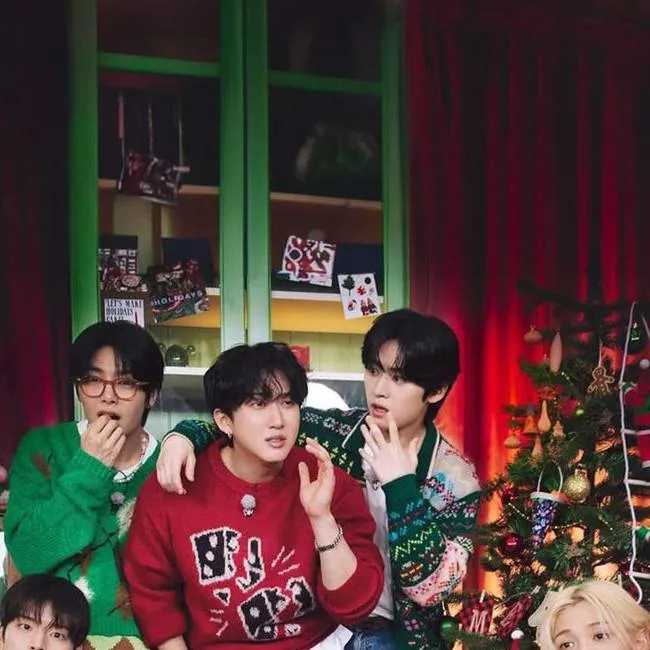 chat with ai character: ❧❦SKZ XMAS❦❧