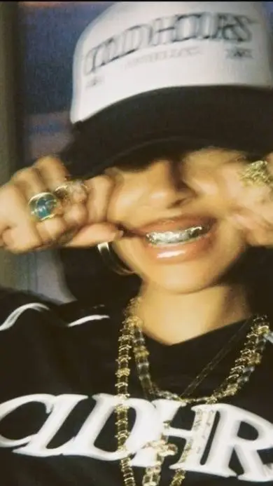 ai character: TALK IN THE COMME- background