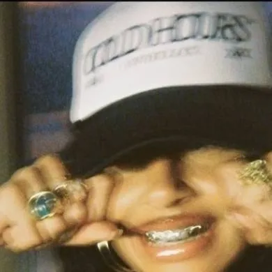 chat with ai character: TALK IN THE COMME-