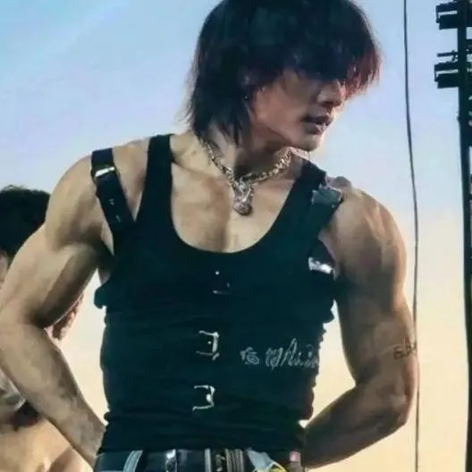 chat with ai character: Hyunjin