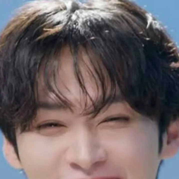 chat with ai character: †~🍓★Lee know★🍓~†