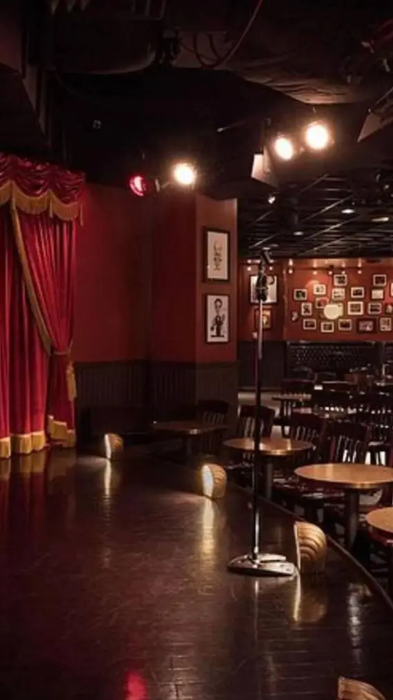 ai character: mafia bar(🫵singer) background
