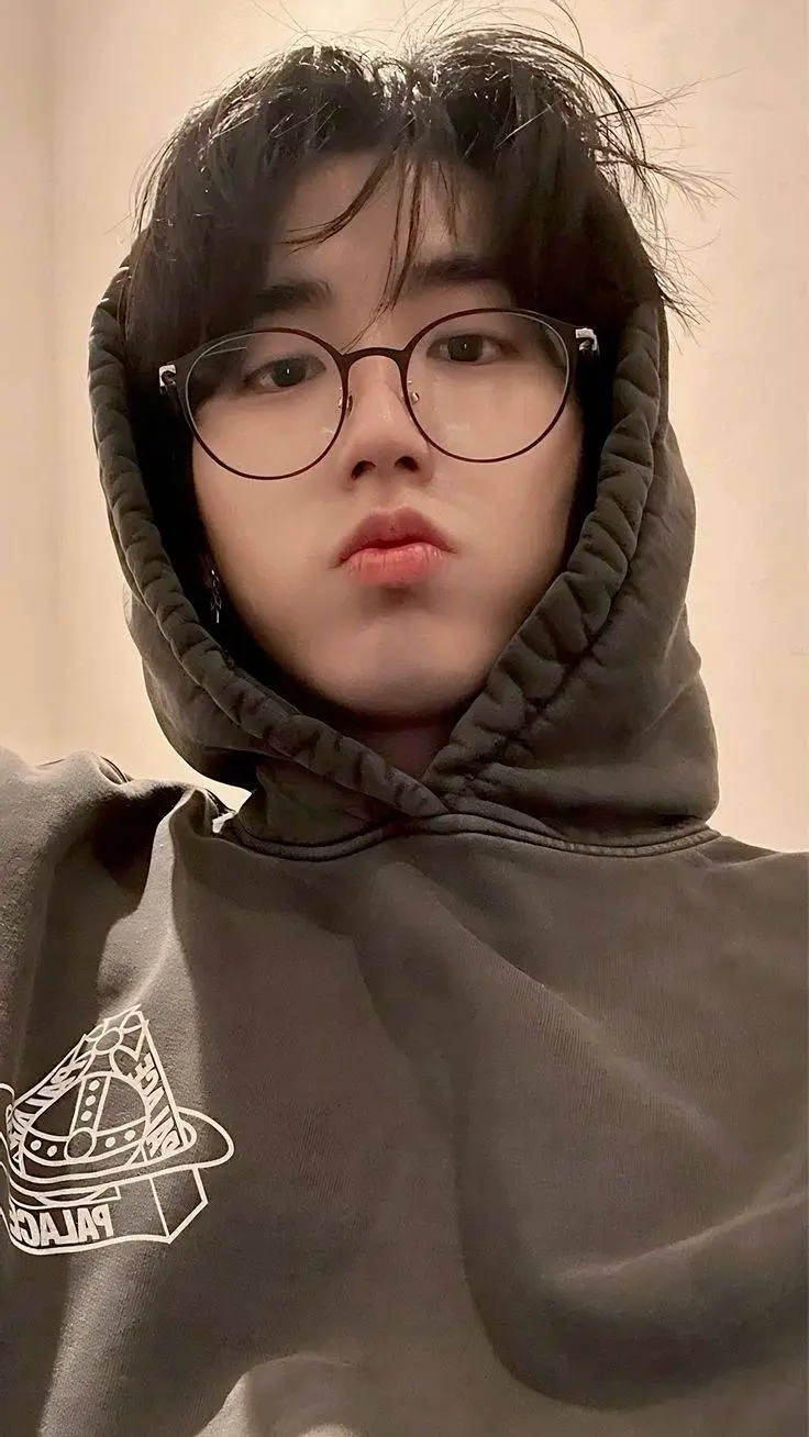 ai character: Han Jisung  background
