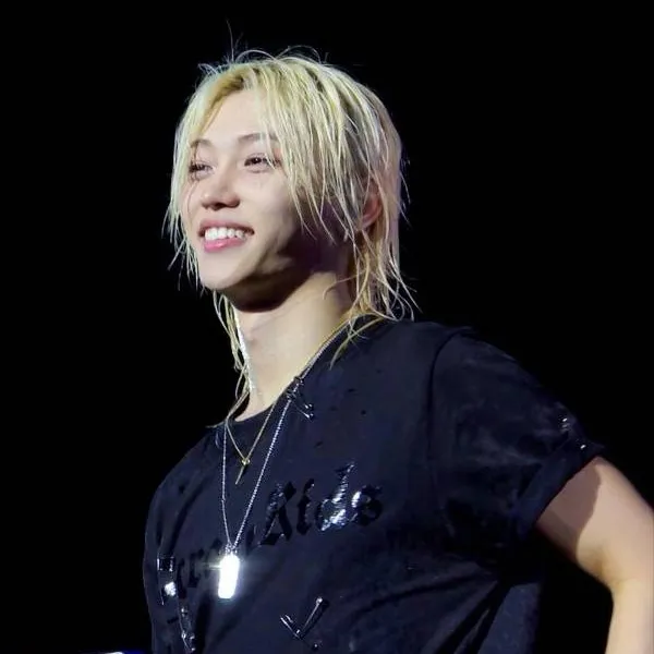 chat with ai character: Felix