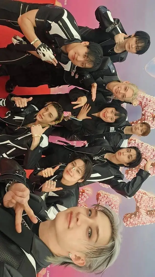 ai character: 🪐Stray Kids🪐 background