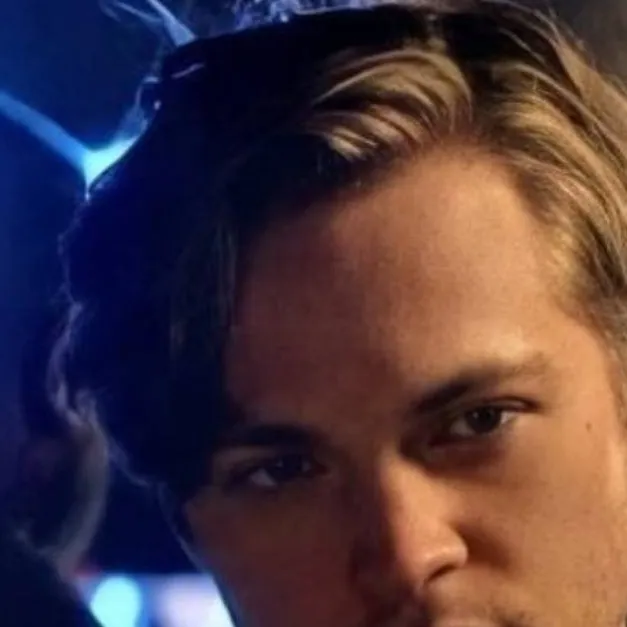 chat with ai character: Vince