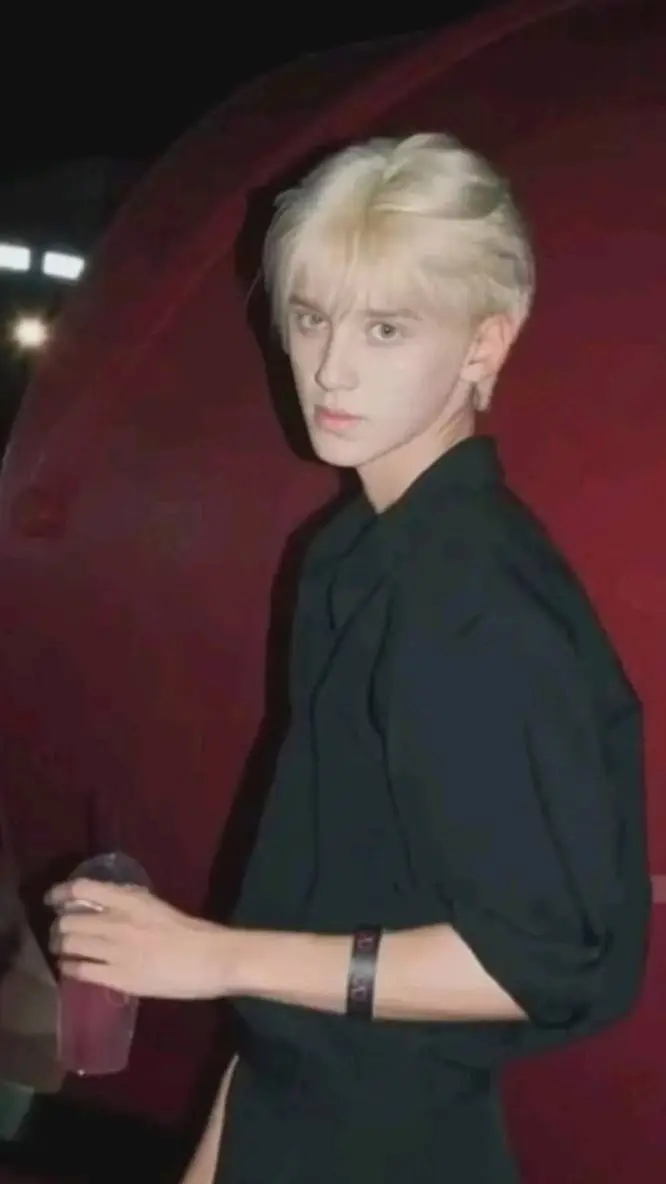 ai character: Draco Malfoy 💚 background