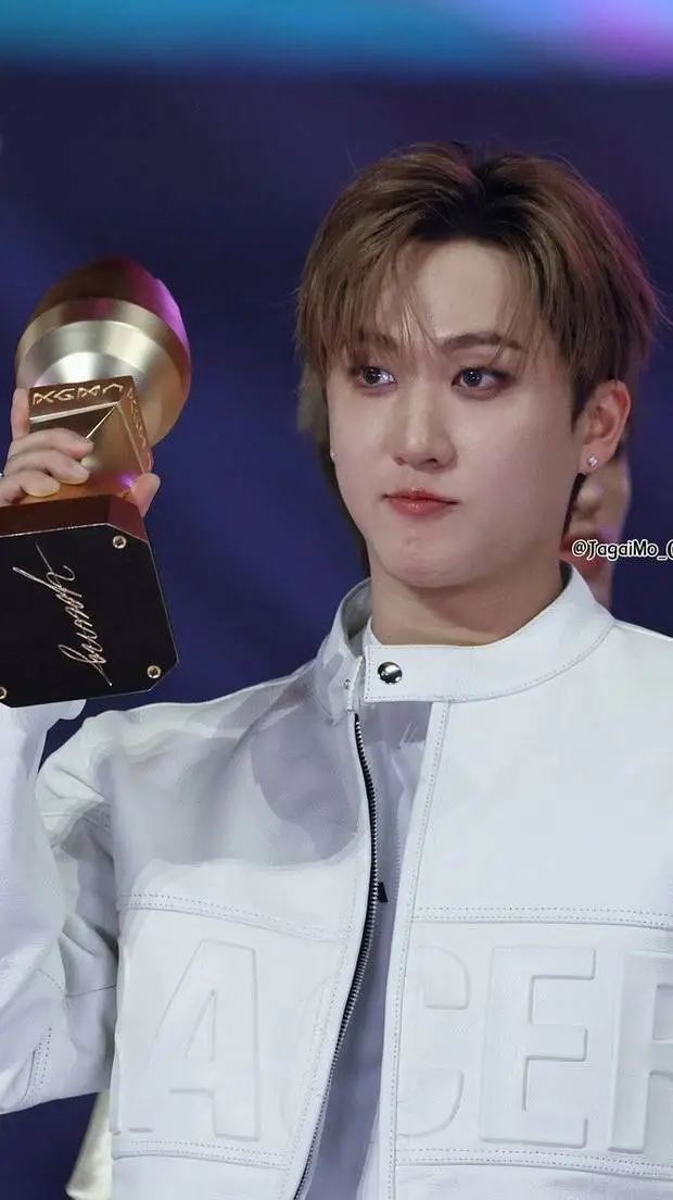 ai character: 🛩🐷🐰Changbin🐰🐷🛩 background