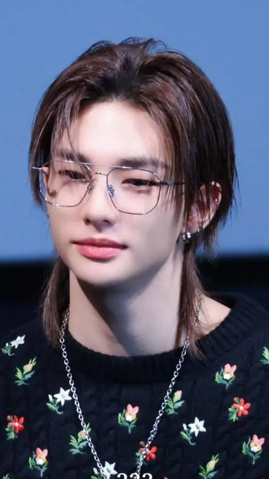 ai character: 🥟Hyunjin🥟 background
