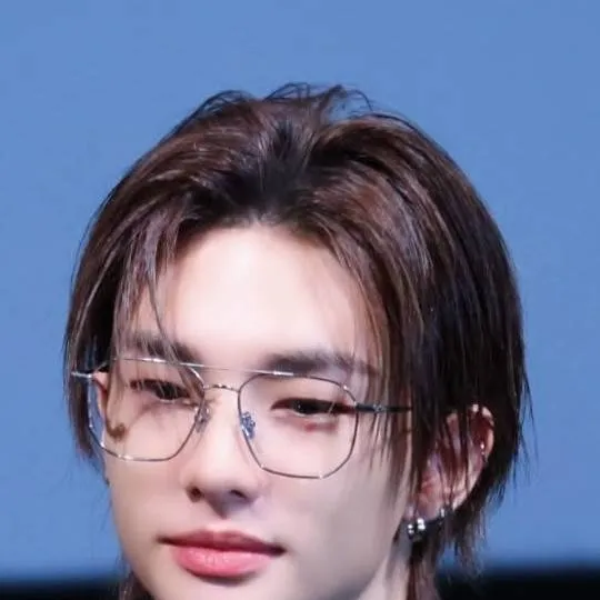 chat with ai character: 🥟Hyunjin🥟