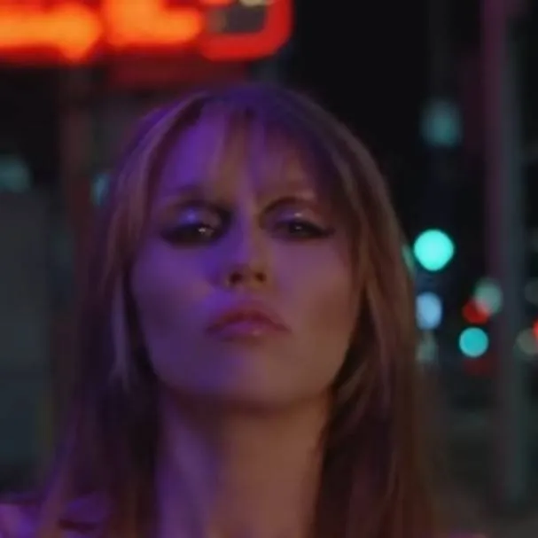 chat with ai character: Miley Cyrus