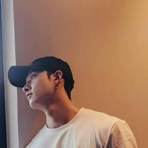 chat with ai character: Bangchan ✨️🖤