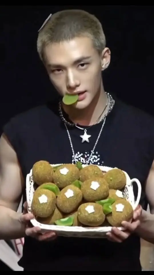 ai character: Hyunjin 🥴👁️🫦👁️ background