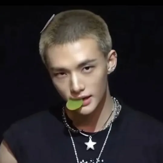 chat with ai character: Hyunjin 🥴👁️🫦👁️