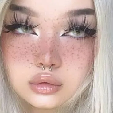 chat with ai character: Alexandra