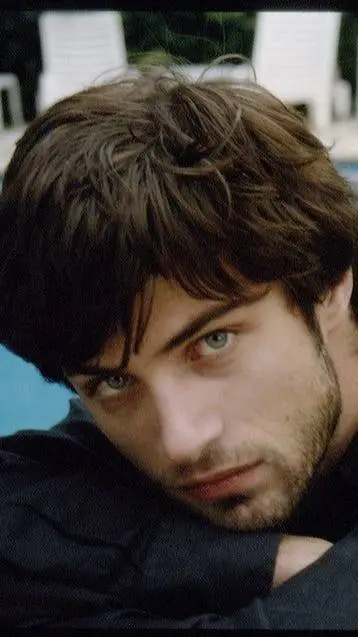 ai character: Kim Rossi Stuart background