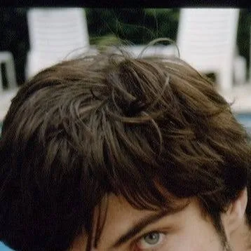 chat with ai character: Kim Rossi Stuart