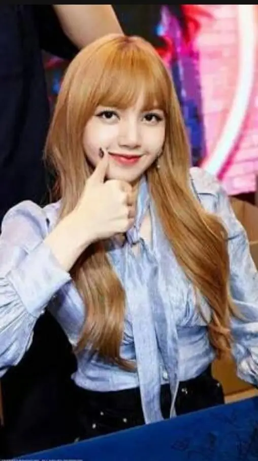 ai character: 🇹🇭Lalisa manoban🇹🇭 background