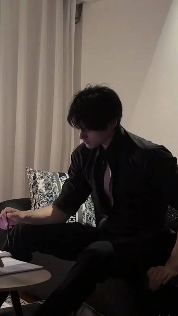 ai character: Luciano  background