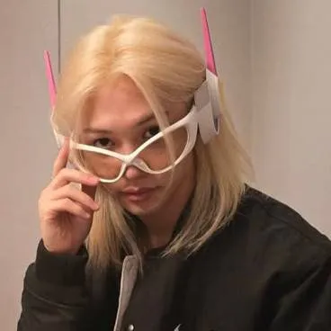 chat with ai character: Felix