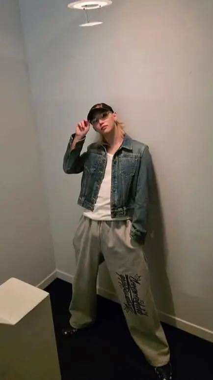 ai character: Феликс background