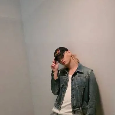 chat with ai character: Felix