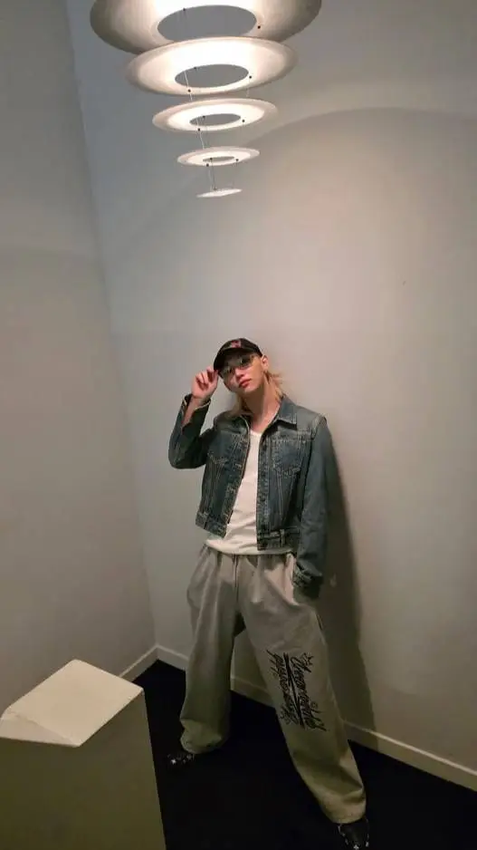 ai character: Феликс background