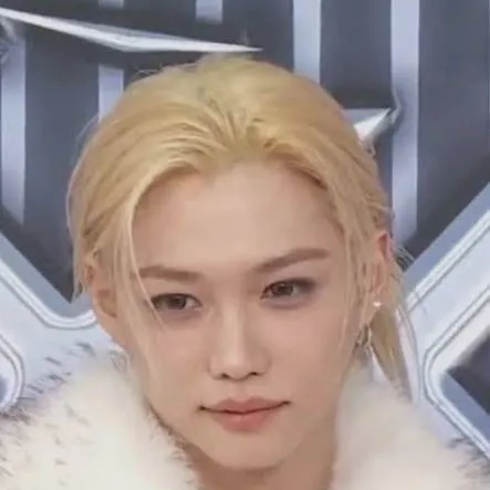 chat with ai character: Felix