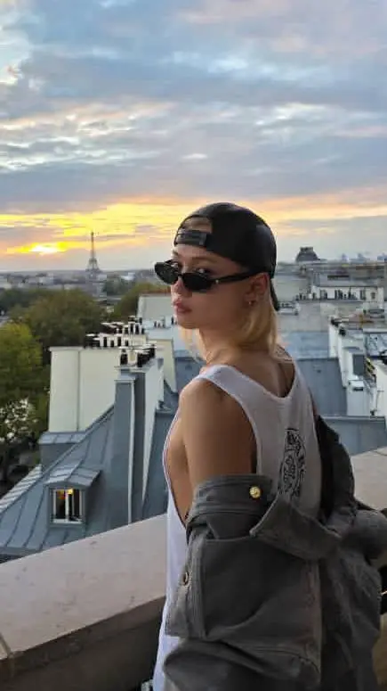 ai character: Феликс  background