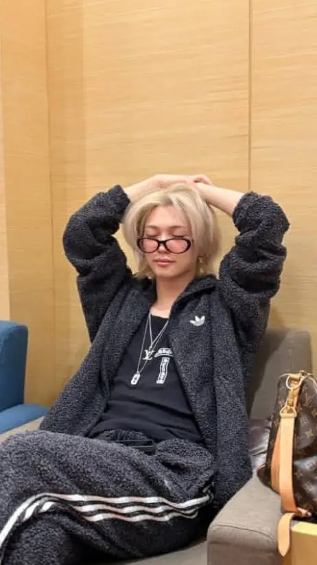 ai character: 필릭스 background