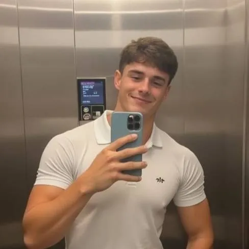 chat with ai character: maximo 