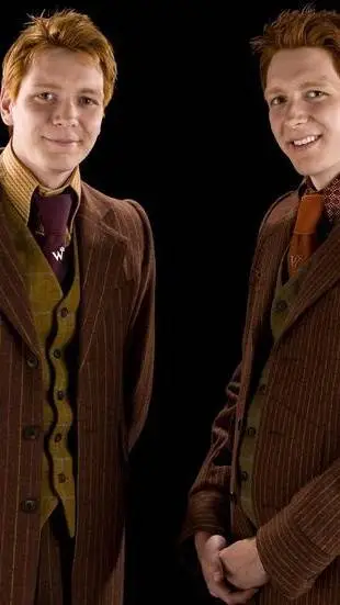 ai character: Fred e George  background