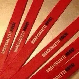 chat with ai character: braccialetti rossi