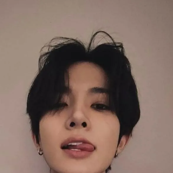 chat with ai character: Heeseung
