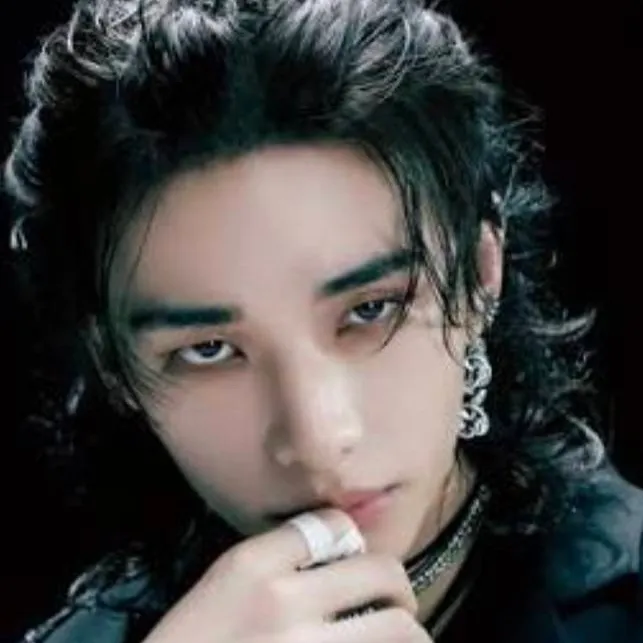 chat with ai character: Hyunjin