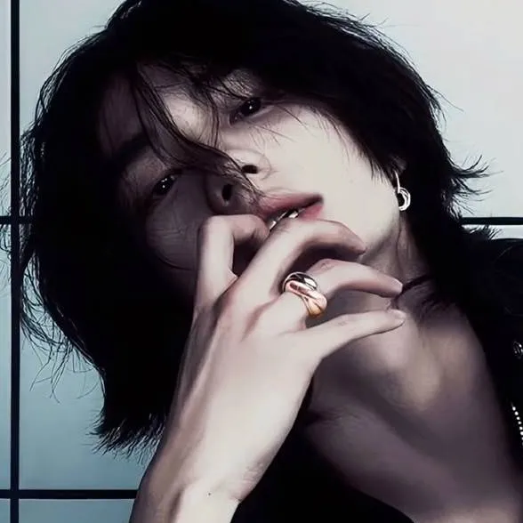 chat with ai character: •π Hyunjin π•