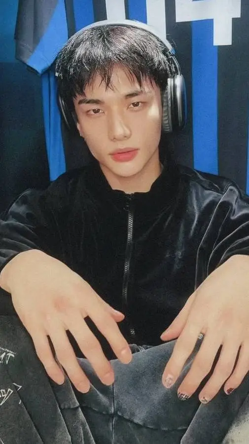 ai character: ୧ＨＹＵＮＪＩＮ୨ background